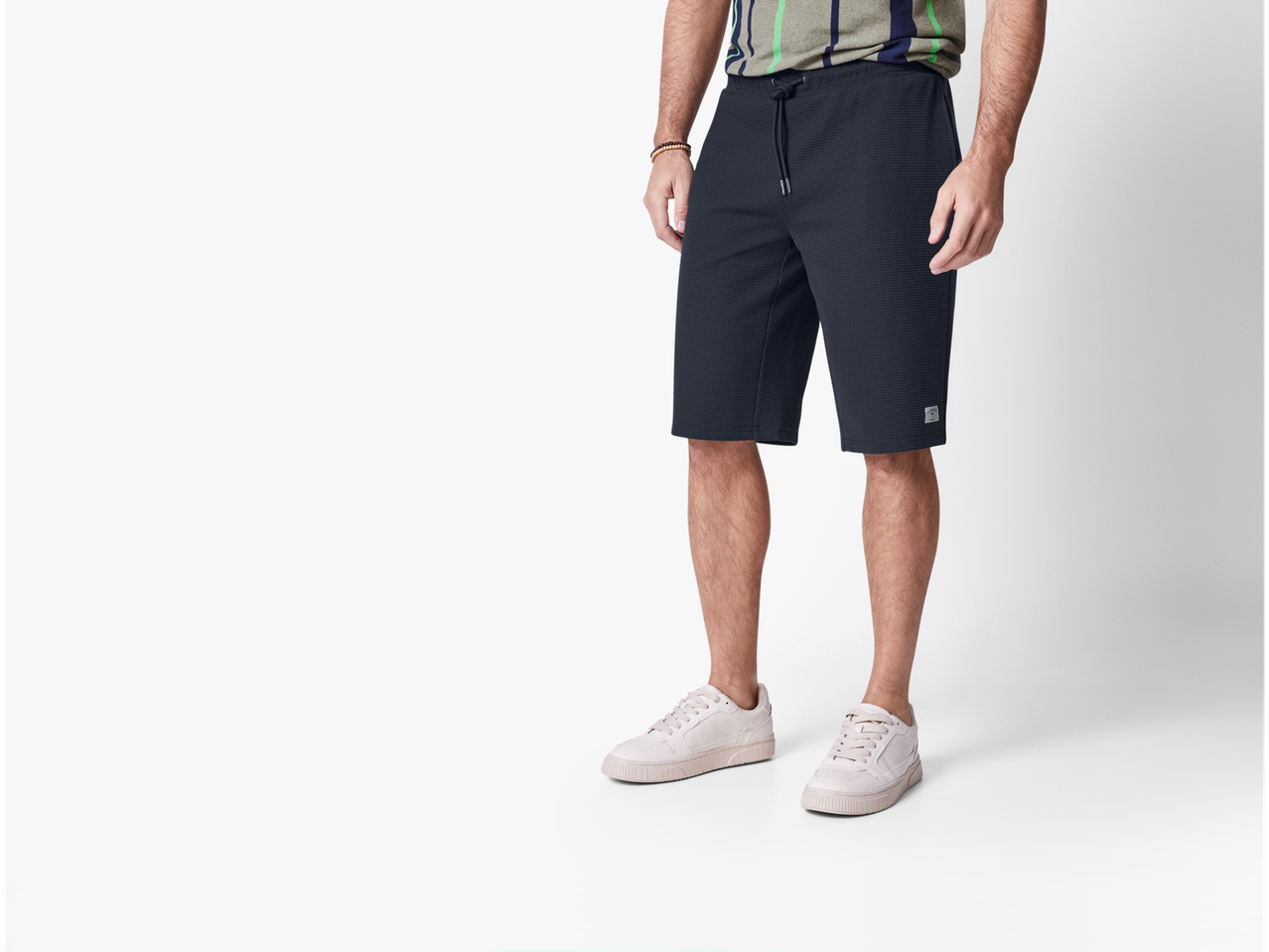 Crne hlačice i bijele tenisice: ležeran muški outfit.