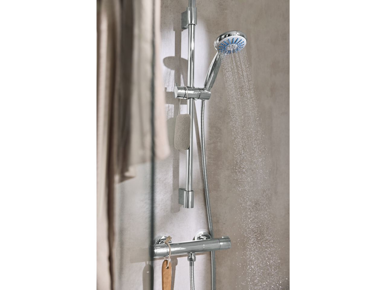 Cap de duș pulverizând apă într-o baie modernă