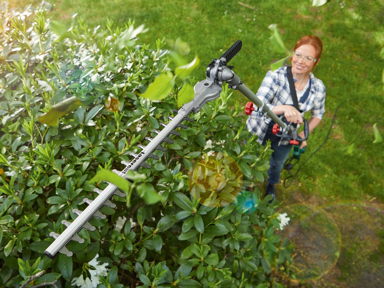 Go to full screen view: Electric Long-Reach Hedge Trimmer - Image 8