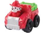 Rode speelgoedauto met een dalmatiërfiguur in een brandweerhelm.