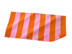Serviette de plage rayée orange et rose sur fond noir.