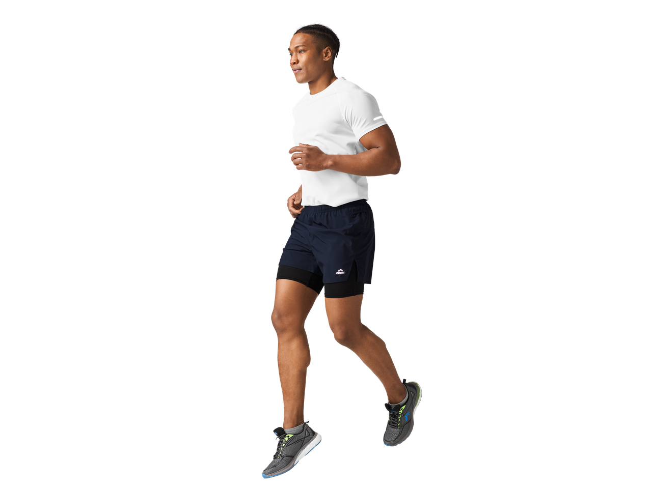 Bărbat alergând cu pantaloni scurți Crivit și adidași.