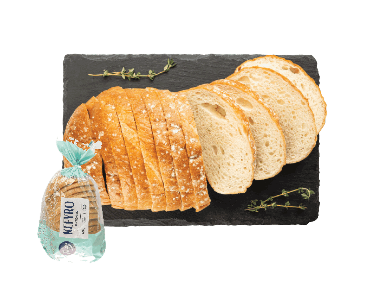 Supjaustyta duona ant juodos lentelės su šakelėmis, šalia duonos pakuotė.