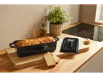 Formă de pâine din fontă SILVERCREST® pe un blat de bucătărie din lemn.