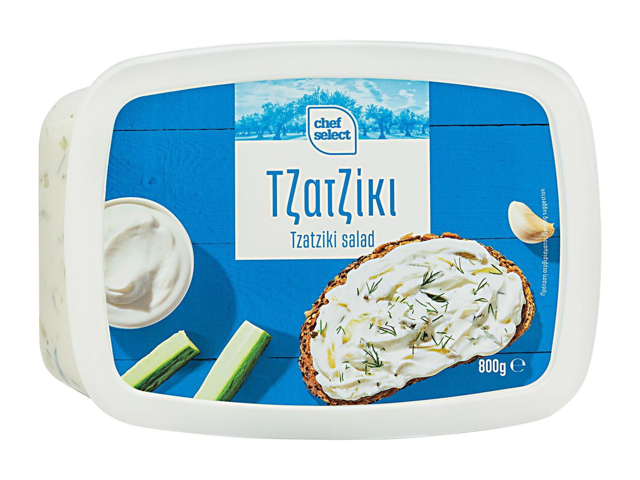 Σαλάτα τζατζίκι σε λευκό δοχείο με μπλε ετικέτα, που δείχνει τζατζίκι σε ψωμί, αγγούρι και σκόρδο.