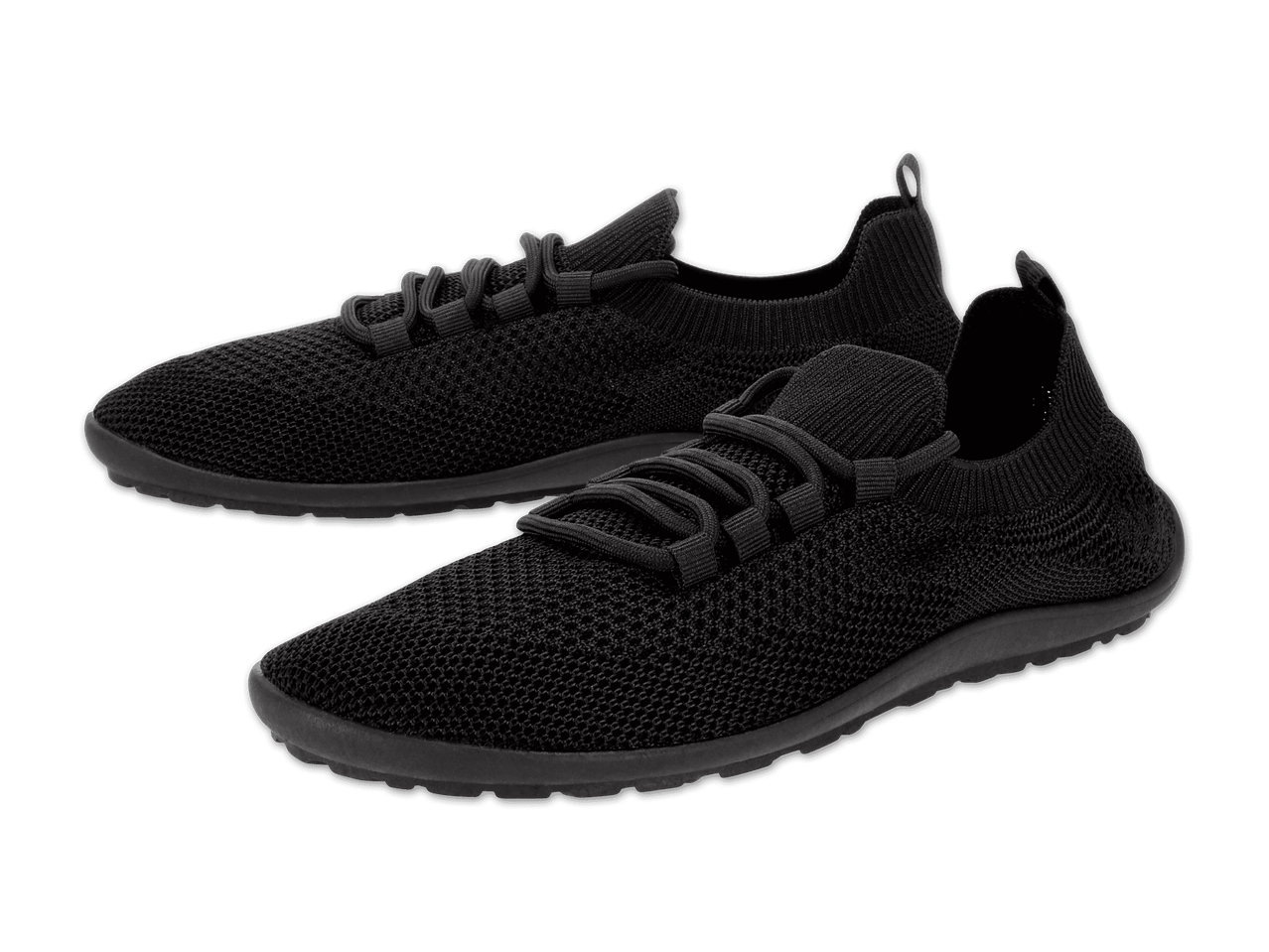 Ein Paar schwarze, gestrickte Sneaker mit Schnürsenkeln auf schwarzem Hintergrund.