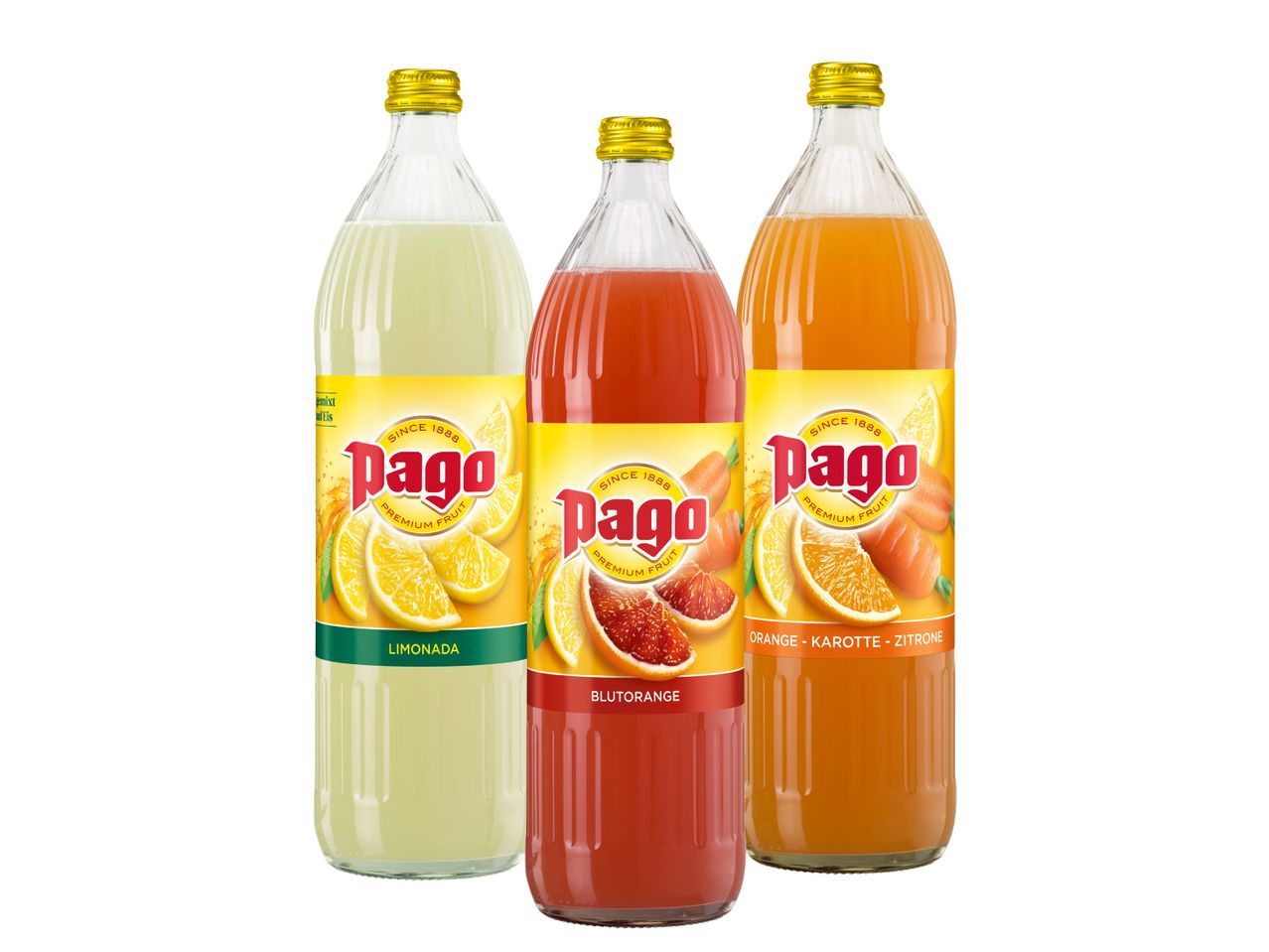 Drei Flaschen Pago Premium Fruchtsaftgetränke: Limonade, Blutorange und Orange-Karotte-Zitrone.