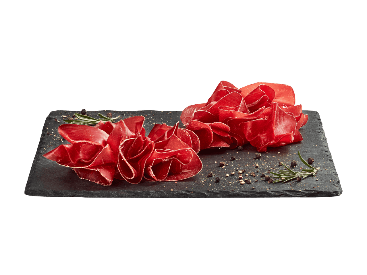 Bresaola-Scheiben auf einer Schieferplatte mit Rosmarin und Pfefferkörnern