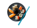 Sush met zalm, California rolls en sesam sushi met eetstokjes.