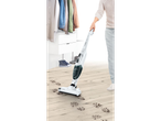 Aspirator Bosch curăță un podea de lemn.