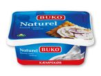 To beholdere med naturel flødeost, den øverste med kiks og rødløg, den nederste med mælkesprøjt.