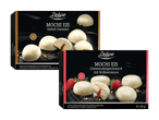 Zwei Packungen Deluxe Mochi Eis: gesalzenes Karamell und Käsekuchen mit Erdbeersauce.