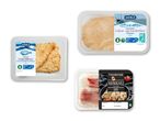 Tre pakker med fiskeprodukter, herunder panerede fiskefileter, lakse- og torskefars og mørksejfileter.