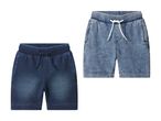 To par denimshorts til børn, et mørkeblåt og et lyseblåt, begge med snøre i taljen.