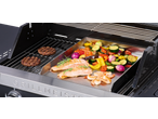 Plancha GRILLMEISTER com hambúrgueres, salmão, camarões e vegetais grelhados.