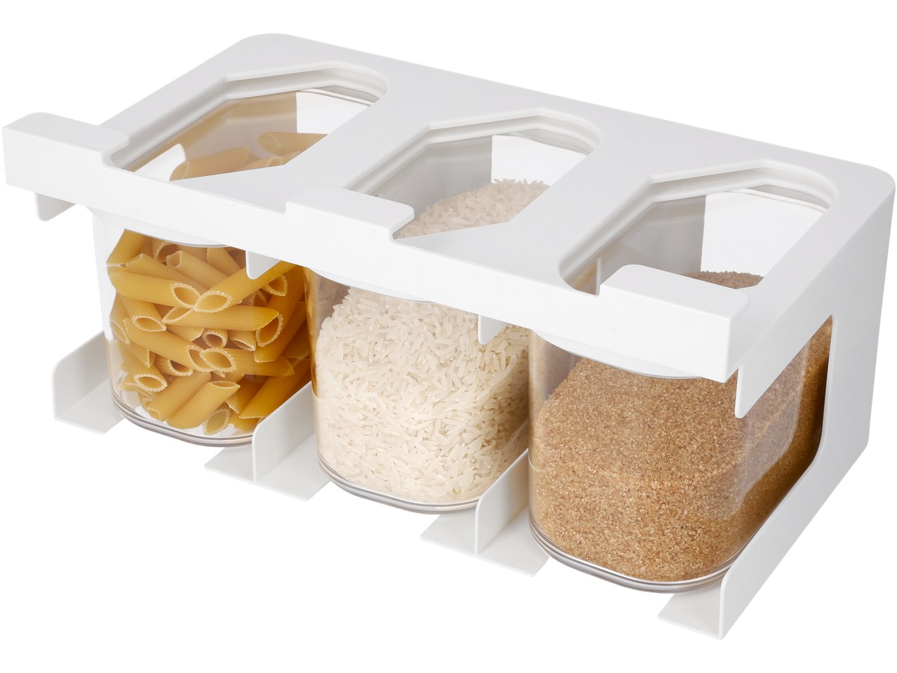 Conjunto de três recipientes transparentes com massa penne, arroz e açúcar mascavado num suporte branco.