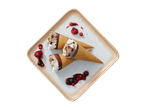 Dois cones de sorvete com cobertura de chocolate e frutas vermelhas.