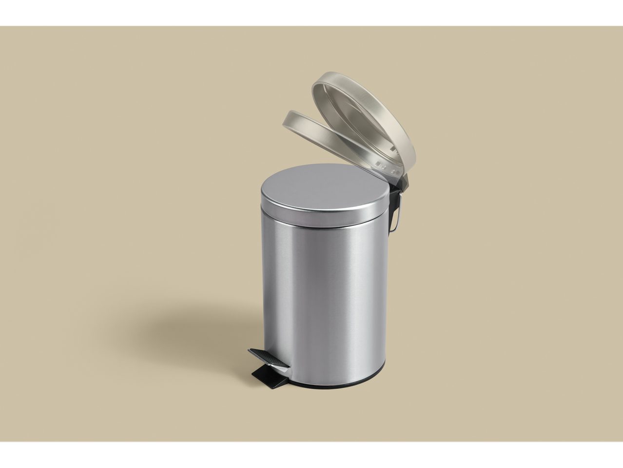 Coș de gunoi cu pedală Livarno din oțel inoxidabil cu capac deschis pe fundal bej.
