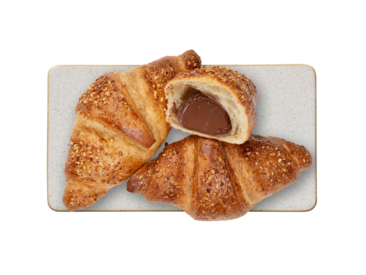 Két mogyorós-csokoládés croissant egy téglalap alakú tányéron, az egyik félbevágva.
