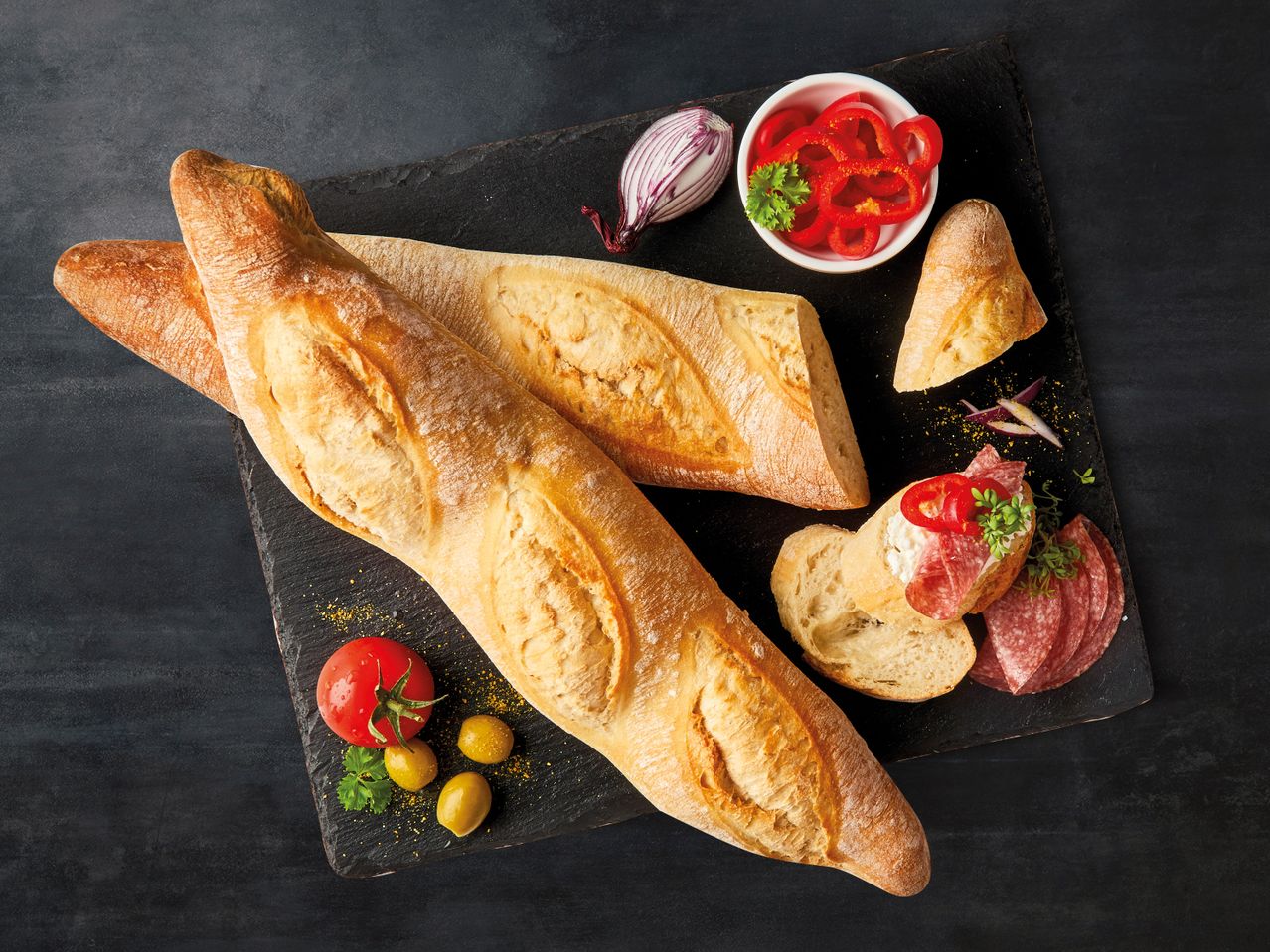 Baguettes, Salami, Käse und Gemüse.