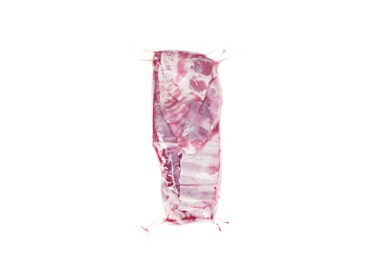 Costeletas de porco embaladas a vácuo, cruas e frescas, prontas para cozinhar.