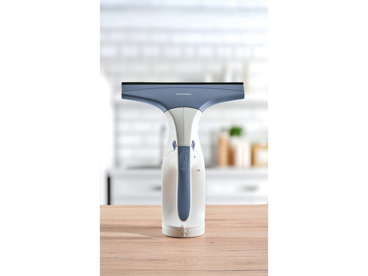 Silvercrest® Akku-Fenstersauger na drvenom stolu u svetloj kuhinji