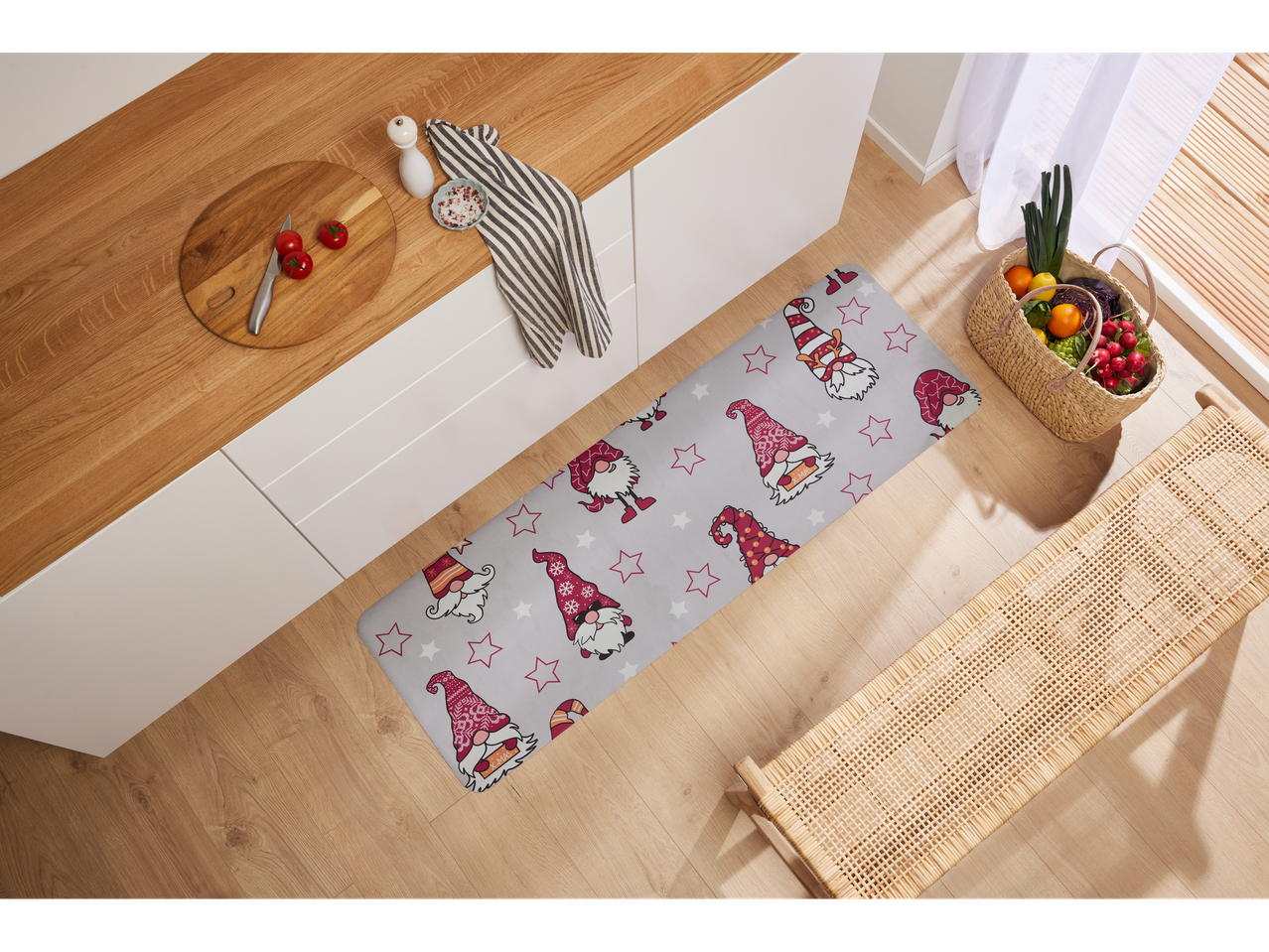 Livarno Home virtuvinis kilimėlis su kalėdiniais nykštukais šviesaus medžio ir baltos spalvos virtuvėje.