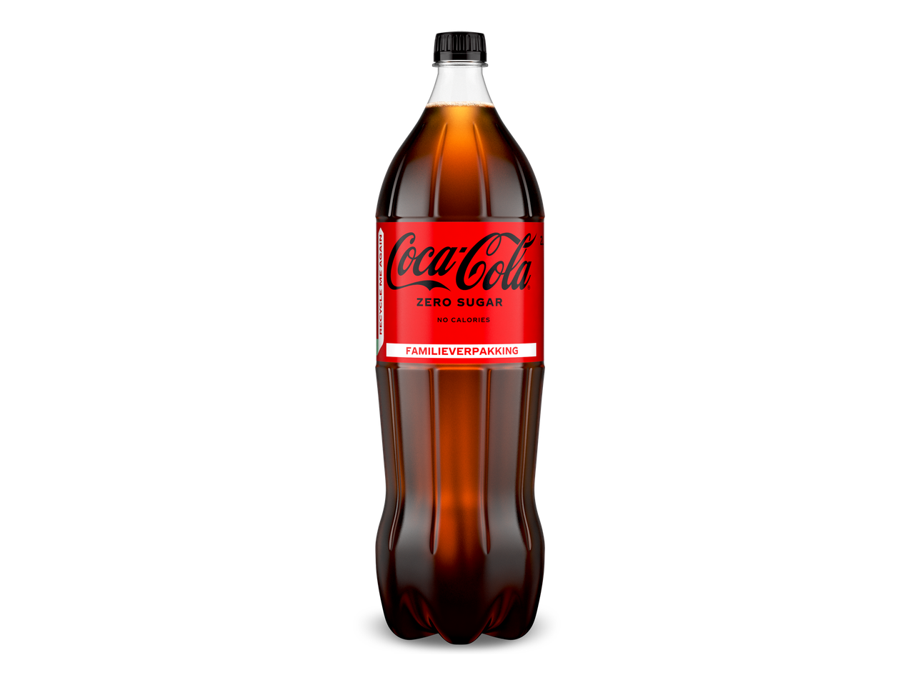 Fles cola zero sugar met rode etiket en de tekst 'FAMILIEVERPAKKING' op een zwarte achtergrond.