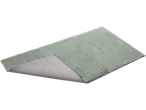 Tapete verde de pelo comprido com a parte inferior antiderrapante visível