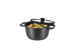 Oala neagră cu paste și legume, capacul ușor deschis.