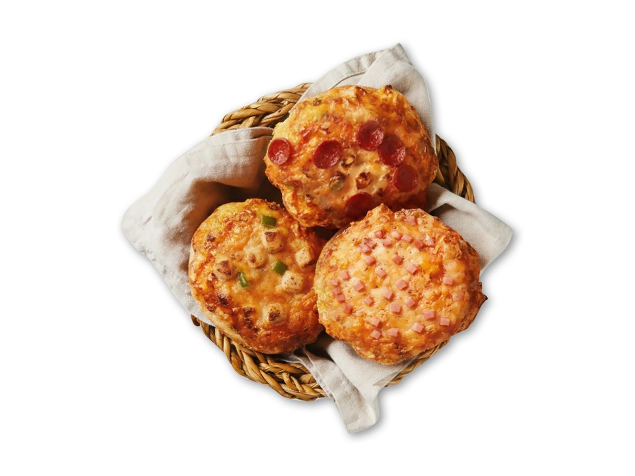 Tre mini-pizzaer med pepperoni, skinke og kylling i en flettet kurv.