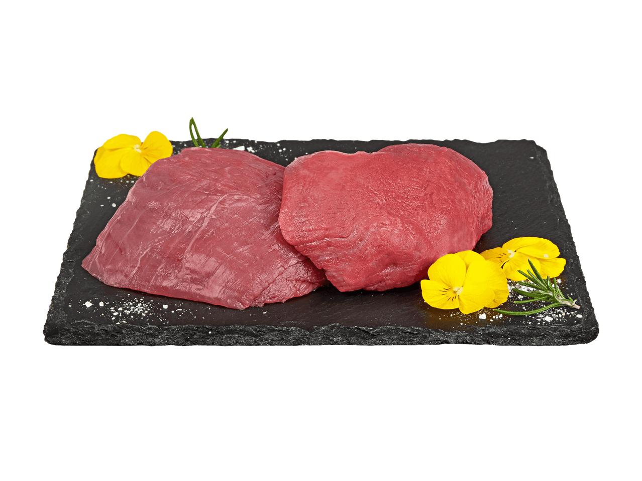 Zwei rohe Rindersteaks auf einer schwarzen Schieferplatte mit gelben Blüten und Rosmarin.