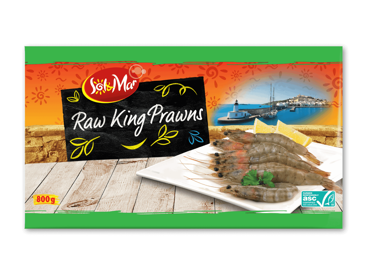 Rå kongerejer på en hvid tallerken med citron og persille, med en kystby i baggrunden.