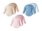 Drei Sets Baby-Bodys in Beige, Blau und Rosa, jeweils einfarbig und mit Muster.