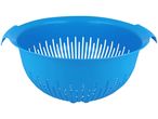 Scolapasta in plastica blu con fori di drenaggio.