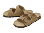 Zwei beigefarbene Sandalen mit zwei Riemen und Schnallen, auf schwarzem Hintergrund.