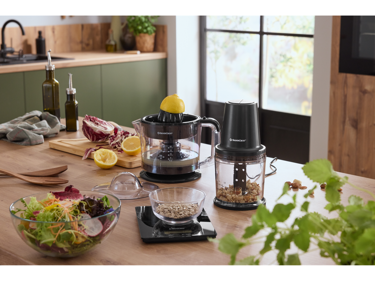 Storcator de citrice și tocător Silvercrest® pe blatul de bucătărie cu ingrediente pentru salată.