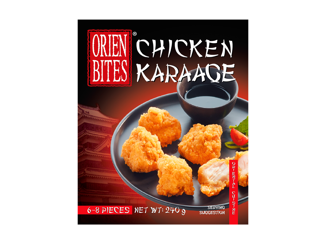 Krokante kipkaraage met sojasaus, geserveerd op een zwarte schaal.