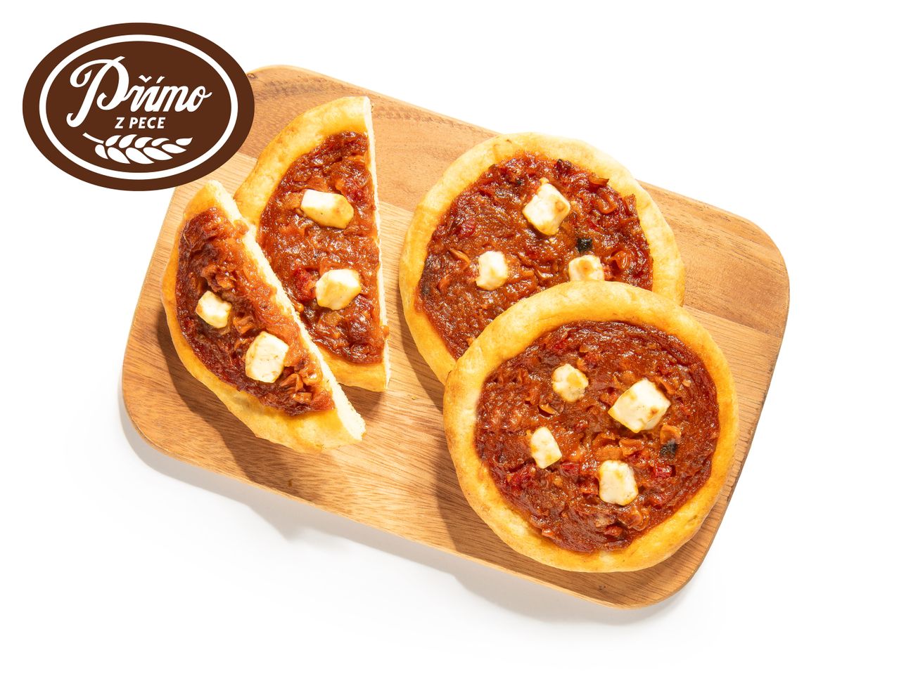 Pět malých pizz na dřevěném prkénku s logem 'Přímo z pece'.