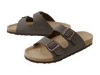 To brune Natural Walk sandaler med dobbelt spænde ligger på hvid baggrund.