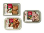 Tre pakker kyllingeprodukter: kyllingeunderlår med gyrossmag, kyllingevinger med BBQ-smag og kyllingevinger med havsalt og peber.