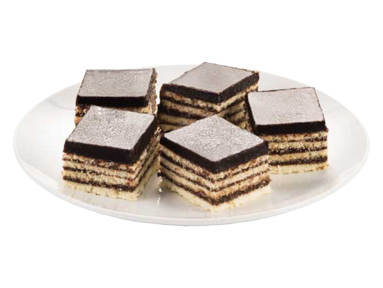Pet kosov plastne torte s čokoladno glazuro na belem krožniku.