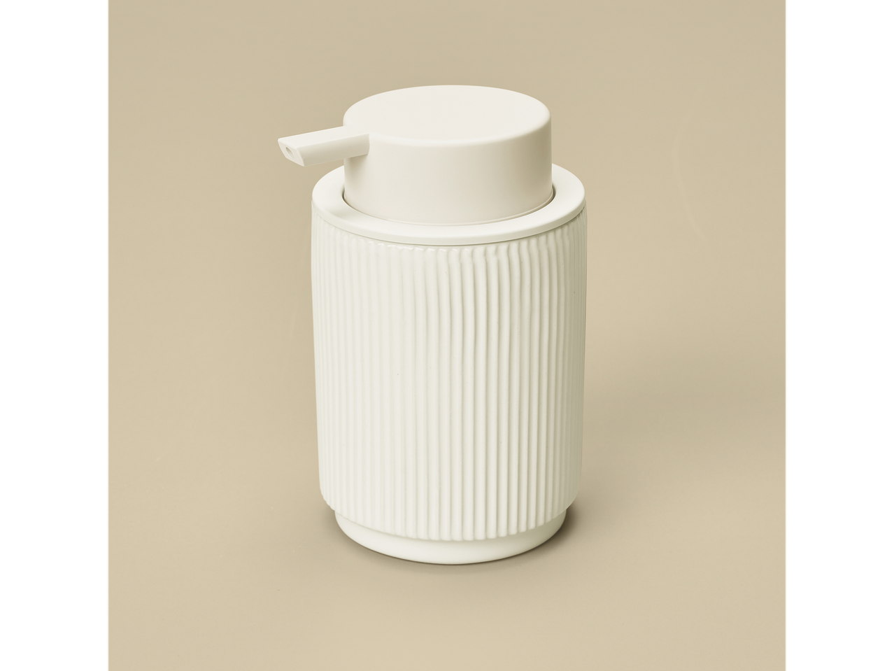 Witte keramische zeepdispenser met geribbelde textuur van LIVARNO HOME®.