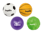 Vier Spielbälle in verschiedenen Farben und Sportarten: Fußball, Basketball, lila Ball mit Muster und grüner Ball.