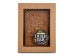 Chocoladereep met pistachenoten in een bruine kartonnen verpakking, met de tekst 'BEKEND VAN TIKTOK DUBAI BAR PISTACHE EN CHOCOLADE'.
