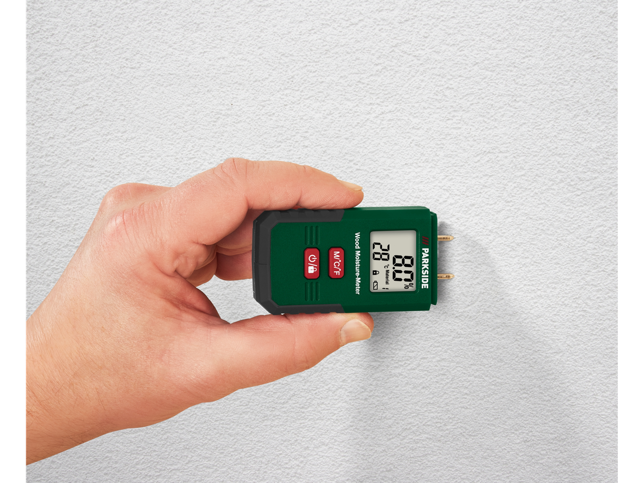 Măsurător de umiditate pentru lemn Parkside, ținut în mână.