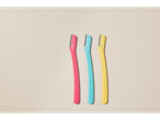 Três lâminas de barbear Cien Beauty em cores pastel.