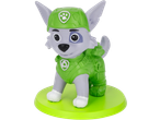 Figura de cão cinzento com capacete e colete verdes, numa base verde.