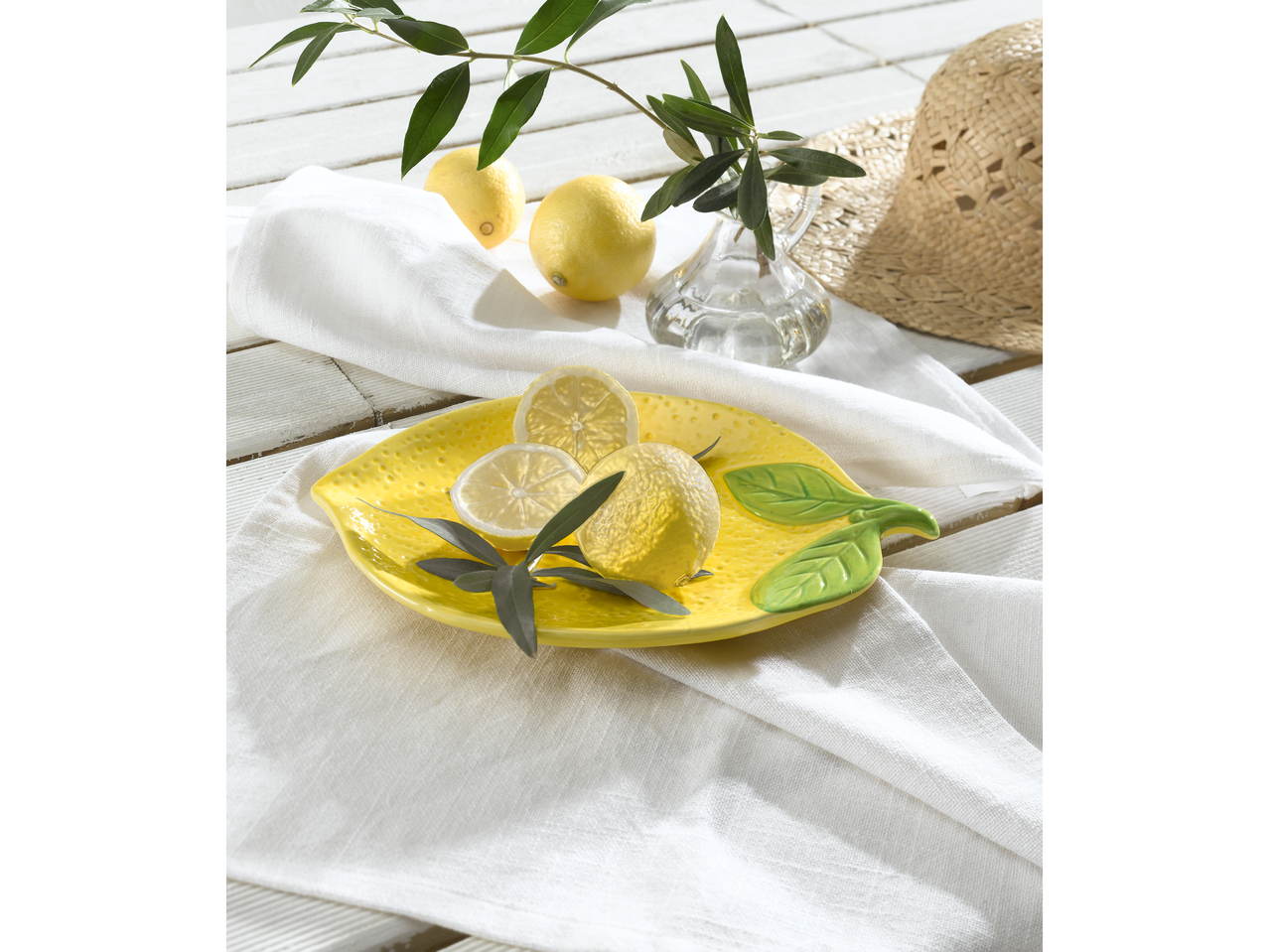 Plat en forme de citron avec des citrons et une branche d'olivier.