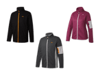Drei Fleecejacken in Schwarz, Grau und Magenta mit Reißverschlüssen und Logos.